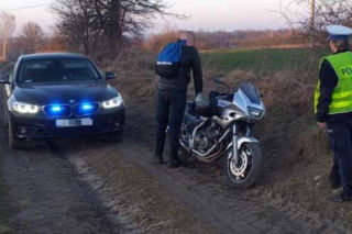 Pościg za 18-letnim motocyklistą zakończył się na polnych drogach - Nie miał prawa jazdy