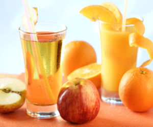 Sok jabłkowy czy pomarańczowy? Co ma więcej witaminy C. Sprawdź, co naprawdę kryje się w kartonie