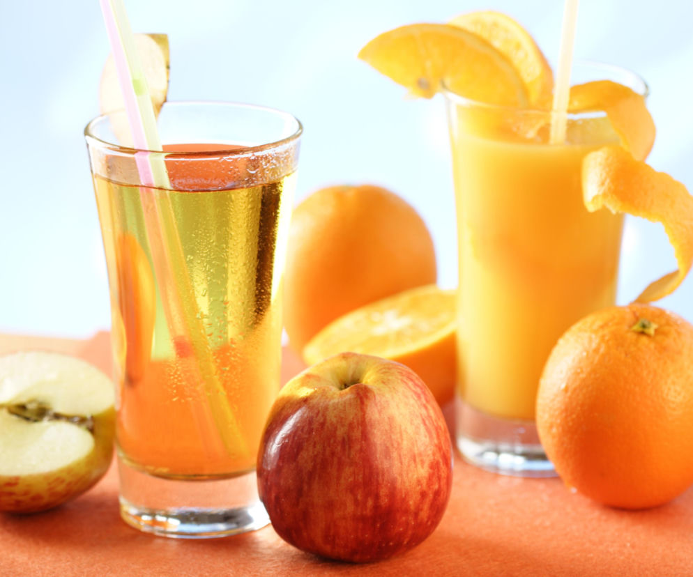 Sok jabłkowy czy pomarańczowy? Co ma więcej witaminy C. Sprawdź, co naprawdę kryje się w kartonie