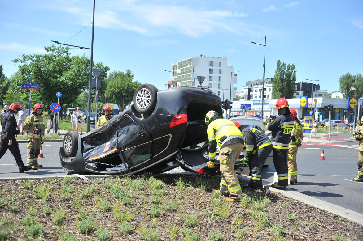 Wypadek na Sokratesa. Saab huknął w taksówkę, auto dachowało