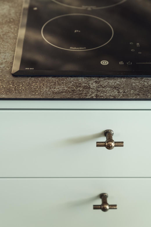 Styl modern classic we wnętrzu. Dyskretny luksus z widokiem na morze