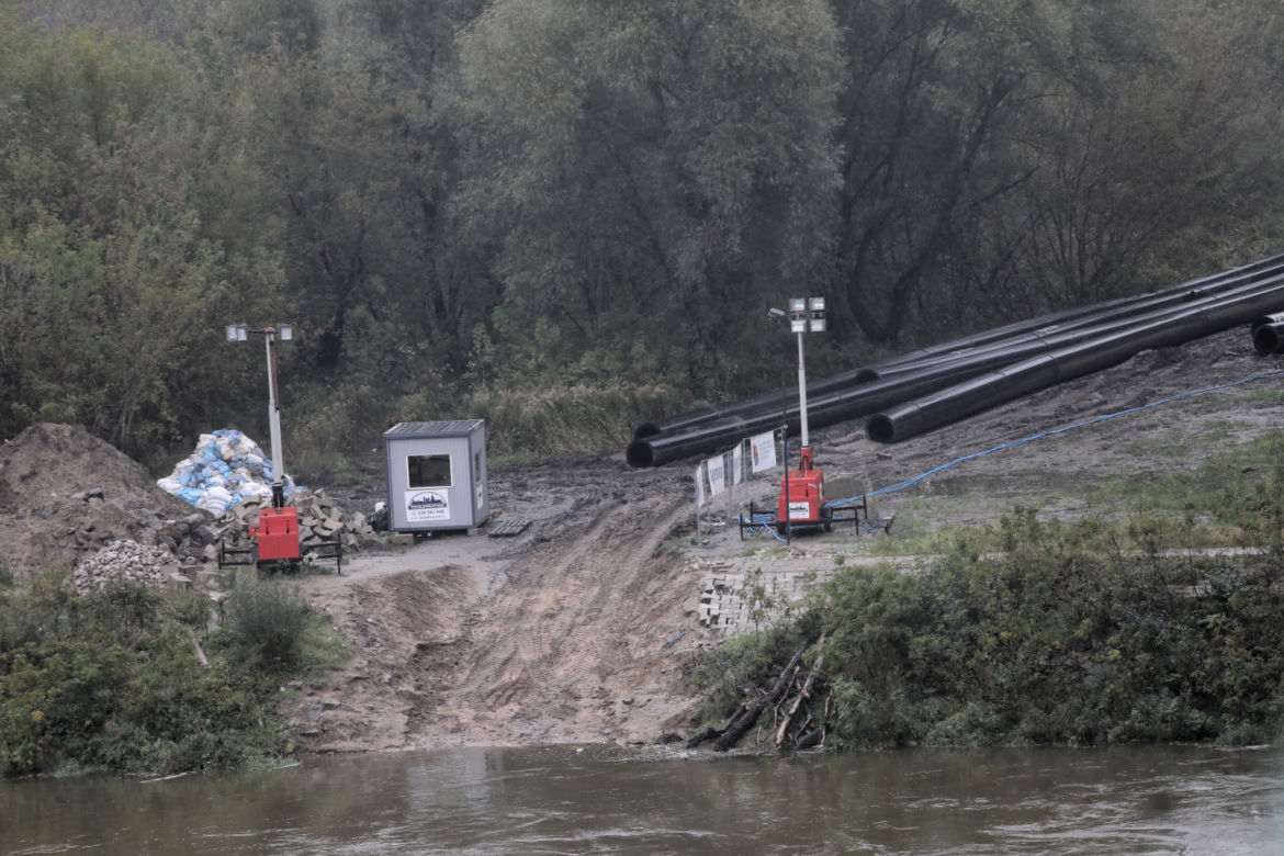 Most pontonowy na Wiśle zdemontowany. Ścieki znów wpadają do rzeki