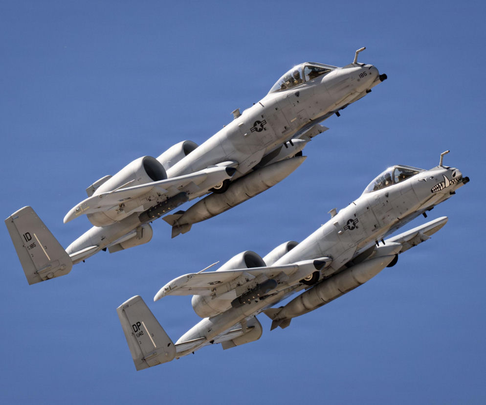 Dwa samoloty szturmowe A-10 Thunderbolt II w locie na tle błękitnego nieba. O pożegnaniu maszyn pisze SE Portal Obronny.