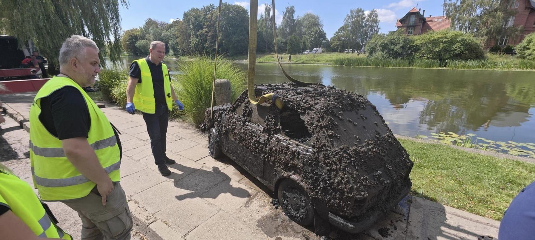 Auta wyłowione z wody przez policję