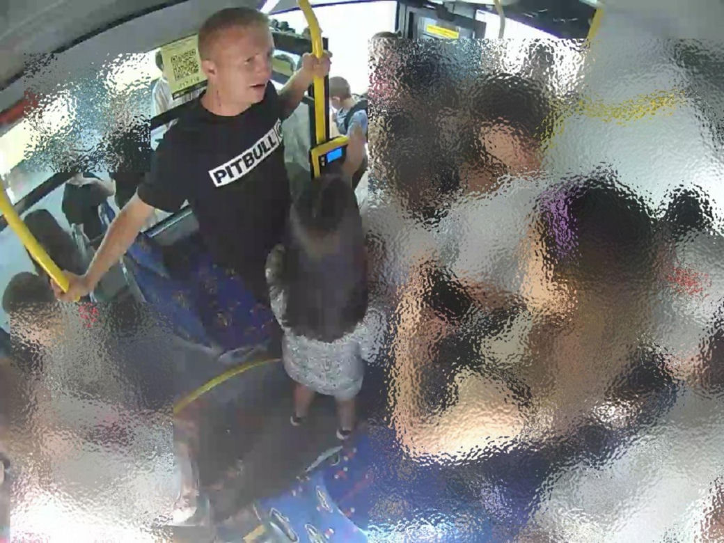 Grozili, znieważali i bili. Atak na nastolatka z Ukrainy w miejskim autobusie
