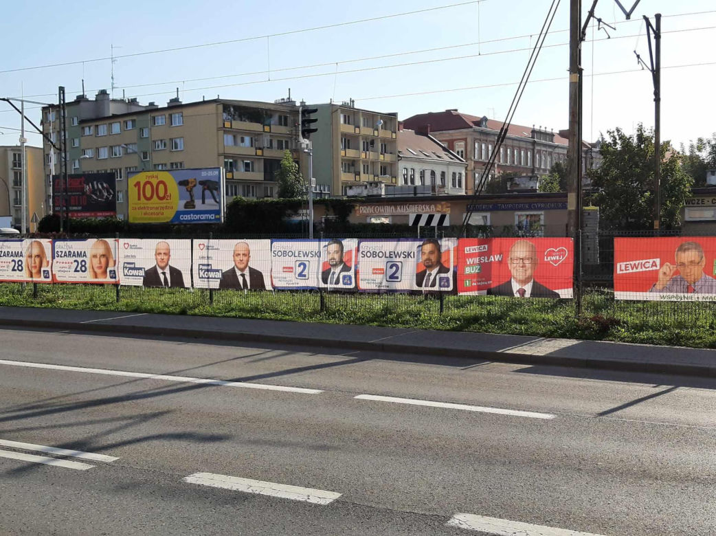 Rzeszowskie osiedla pozaklejane plakatami wyborczymi. Plakat na plakacie 