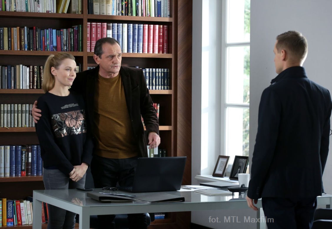 M jak miłość odc. 1210. Piotrek Zduński (Marcin Mroczek), Olga Górecka (Katarzyna Grabowska), Górecki (Wojciech Wysocki)