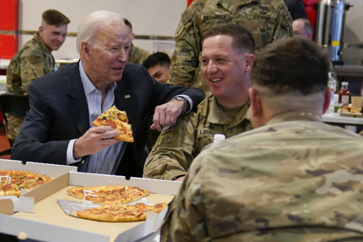 Specjalna ekipa serwuje jedzenie Joe Bidenowi
