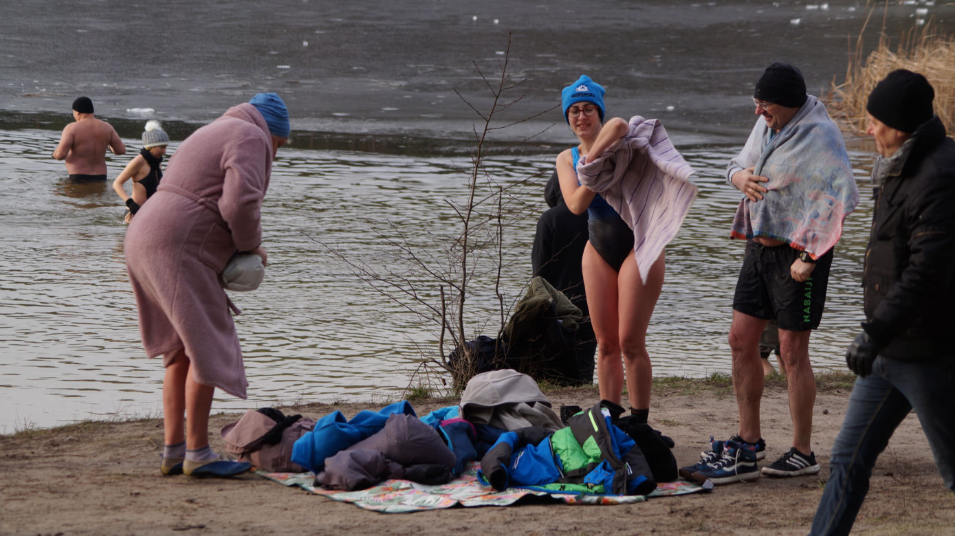 Zimna kąpiel morsów w podbydgoskich Pieckach [ZDJĘCIA]