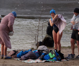 Zimna kąpiel morsów w podbydgoskich Pieckach [ZDJĘCIA]