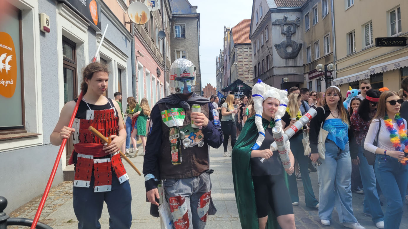 Kortowiada rozpoczęta! Uczestnicy Parady Wydziałów zachwycili kolorowymi strojami [ZDJĘCIA]