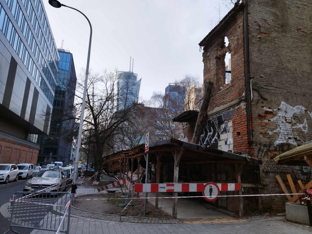 Deweloper wyburzył kamienicę przy Łuckiej 8 mimo protestów