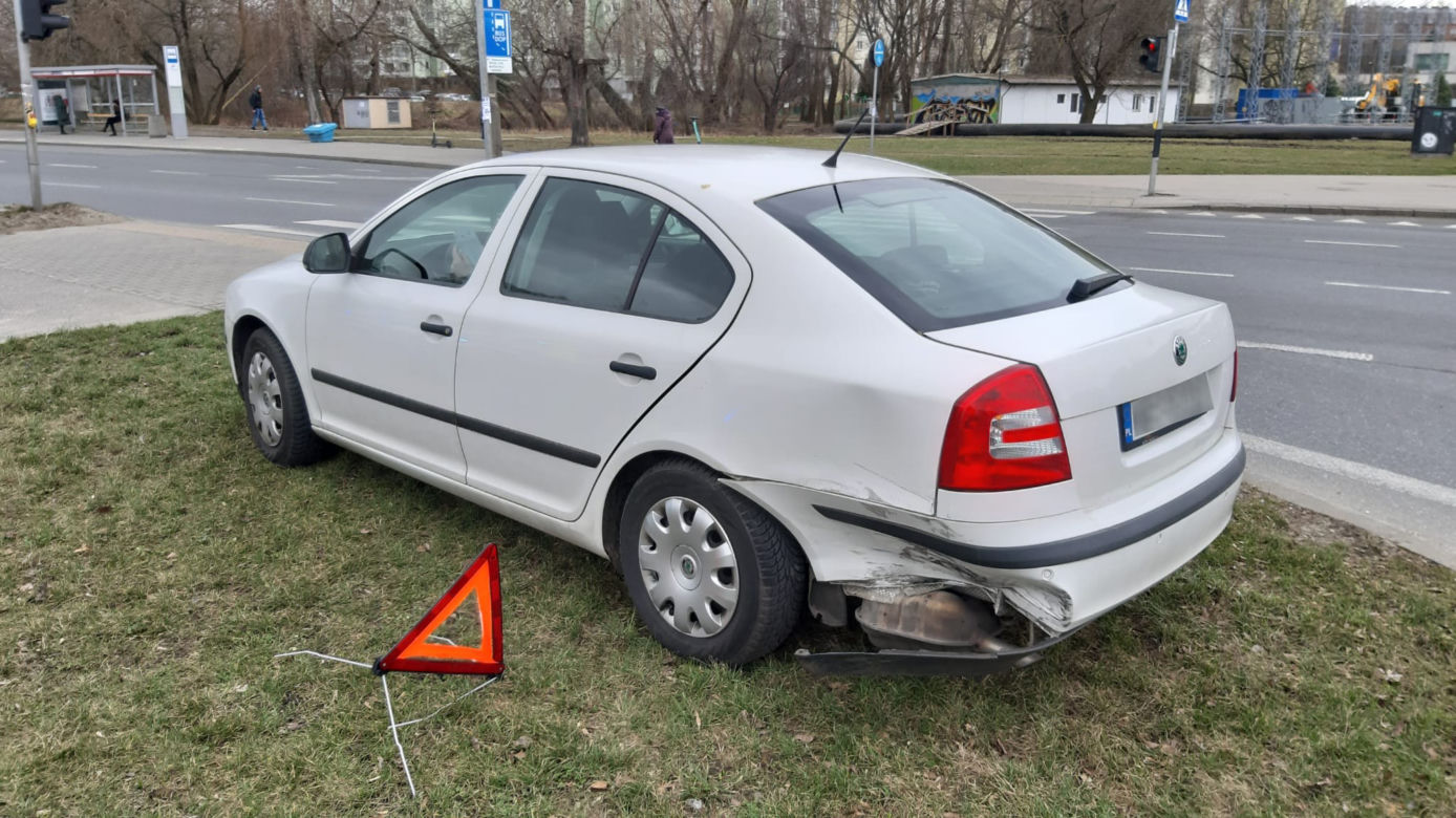Wypadek w Dolinie Służewieckiej. Rozbite samochody i dwie osoby w szpitalu