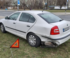 Wypadek w Dolinie Służewieckiej. Rozbite samochody i dwie osoby w szpitalu