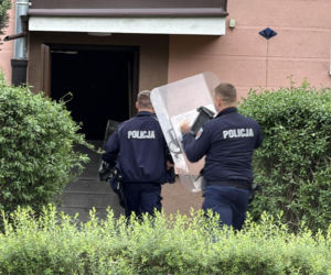 Zabarykadował się w łazience z nożem. Na warszawskiej Woli znaleziono ciało 67-letniej Ewy
