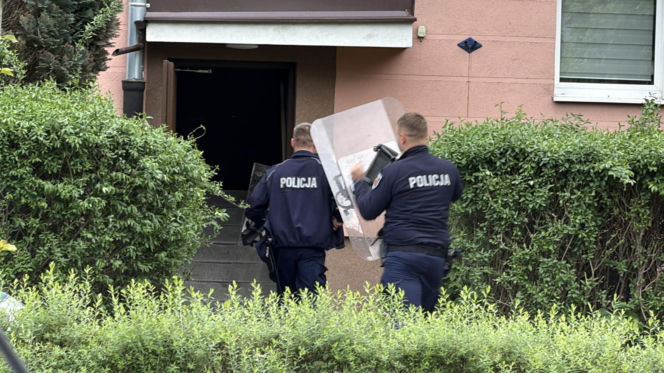 Zabarykadował się w łazience z nożem. Na warszawskiej Woli znaleziono ciało 67-letniej Ewy