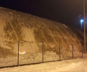 Jest! Zadaszenie nad lodowiskiem w Lesznie znów stoi [ZDJĘCIA]