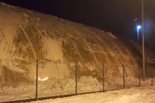 Jest! Zadaszenie nad lodowiskiem w Lesznie znów stoi [ZDJĘCIA]