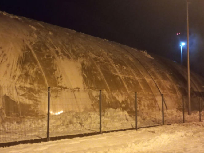 Jest! Zadaszenie nad lodowiskiem w Lesznie znów stoi [ZDJĘCIA]