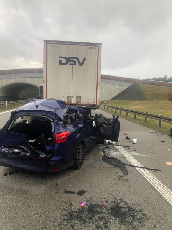 Śmiertelny wypadek na A2 pod Słubicami. 57-latek z forda wjechał pod tira [ZDJĘCIA].