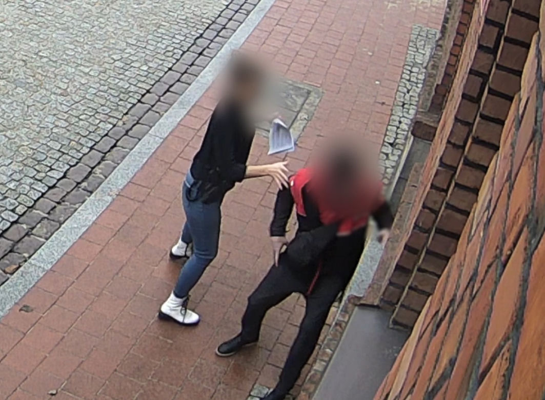 Wyszedł z komisariatu w Chełmży i runął na chodnik. Bohaterowie ruszyli mu na ratunek 