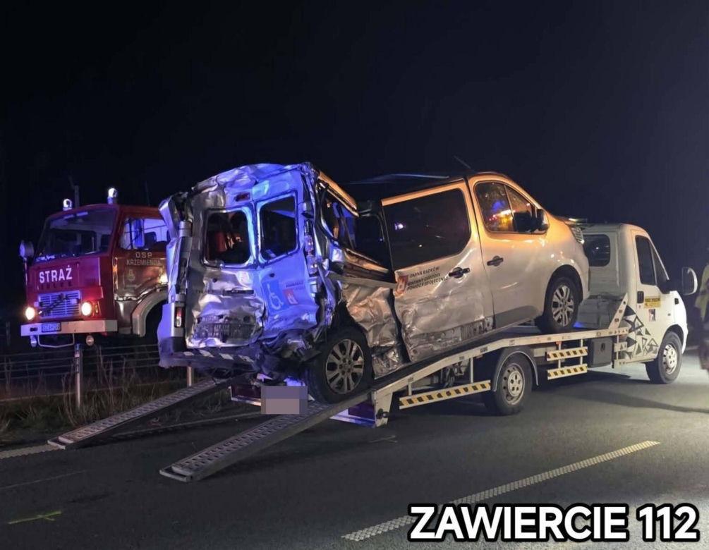 Dramat na DK78! Dwie ciężarówki zmiażdżyły osobówkę. Są ofiary śmiertelne. Kawałek dalej samochodowy karambol
