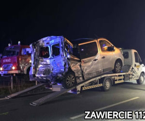 Dramat na DK78! Dwie ciężarówki zmiażdżyły osobówkę. Są ofiary śmiertelne. Kawałek dalej samochodowy karambol