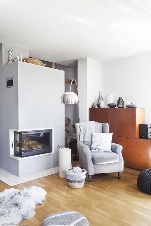 Salon z kuchnią w apartamencie w stylu skandynawskim