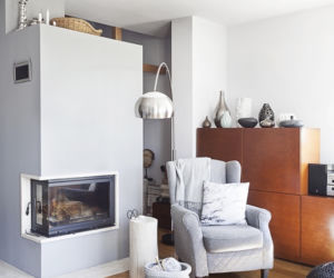 Salon z kuchnią w apartamencie w stylu skandynawskim