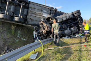 Poważny wypadek na trasie S8. Ciężarówka zderzyła się z osobówką