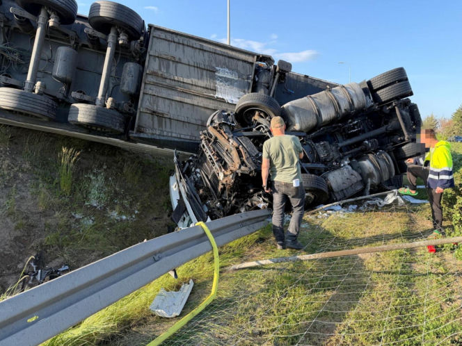 Poważny wypadek na trasie S8. Ciężarówka zderzyła się z osobówką