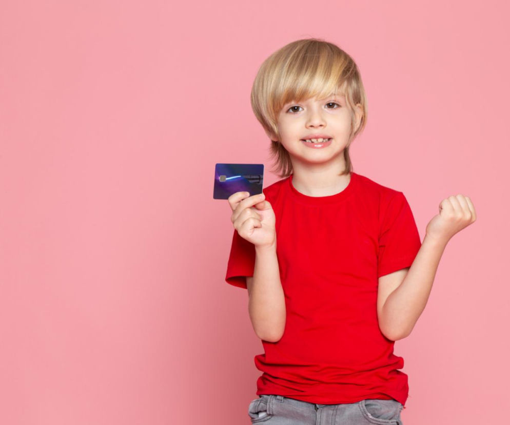 Pierwsza karta płatnicza dla dziecka. Jak uczyć malucha wartości pieniądza w świecie bez gotówki?