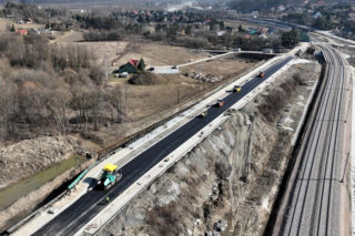 Wykonawcy pracują przy budowie dróg, które powstają przy okazji modernizacji linii kolejowej