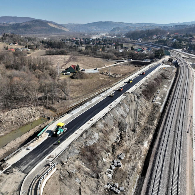 Wykonawcy pracują przy budowie dróg, które powstają przy okazji modernizacji linii kolejowej