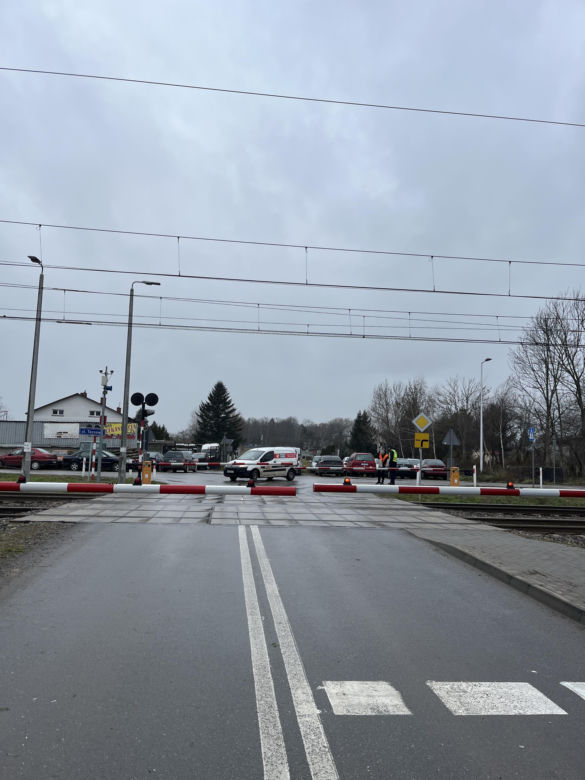 Kierowca dostawczaka wyłamał szlaban. Tak PKP promuje kampanię "Bezpieczny Przejazd"