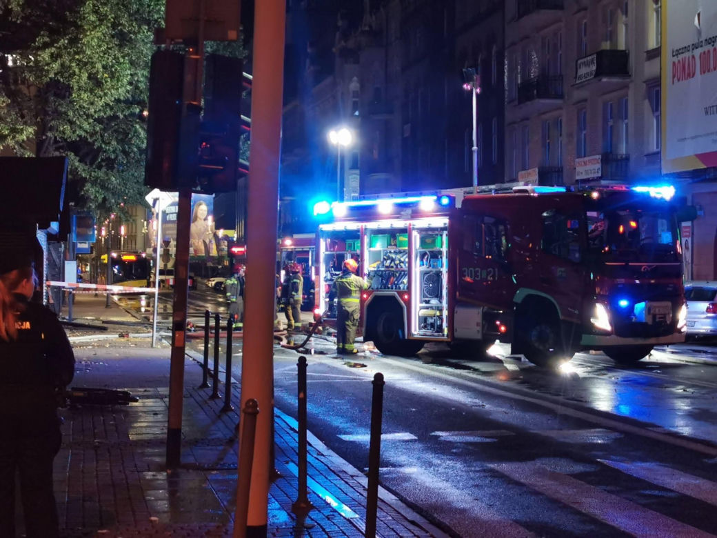 Spłonęło kilkanaście boksów. Nocny pożar targowiska w centrum Katowic