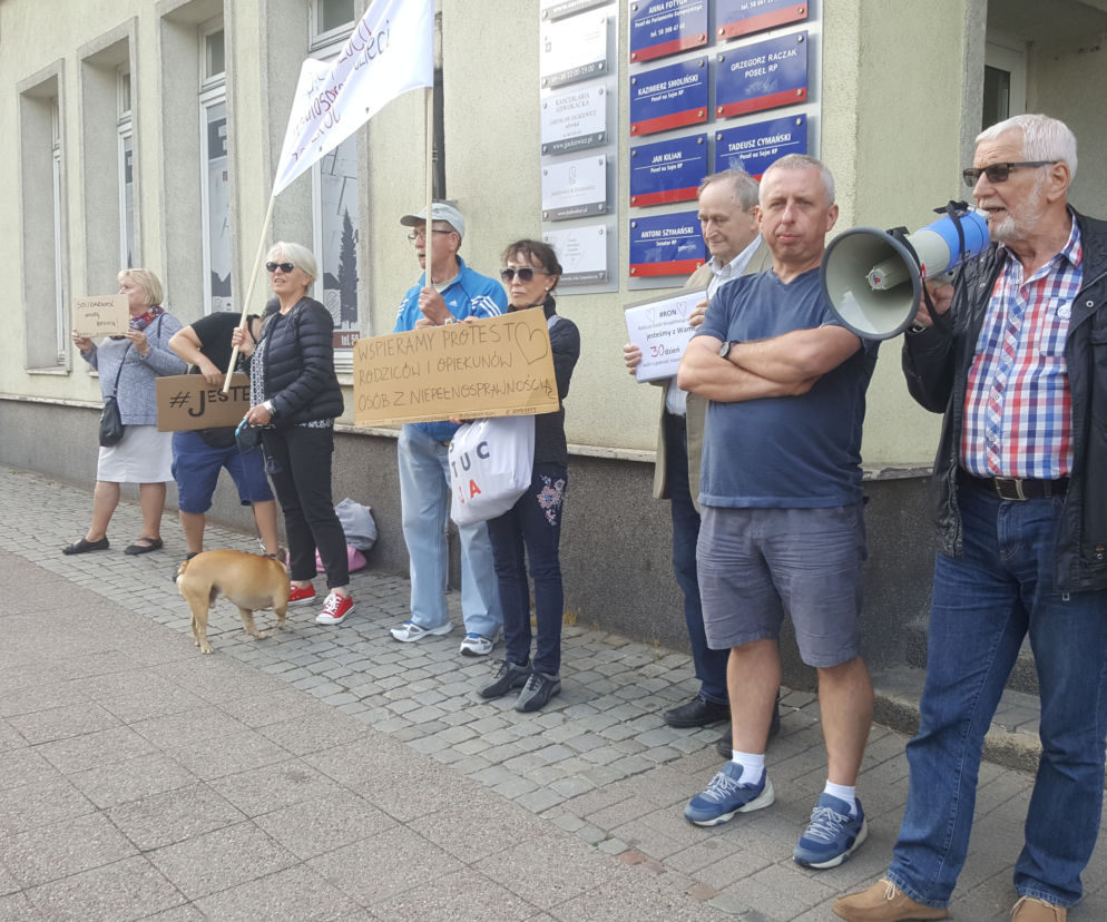 Gdańszczanie solidaryzują się z osobami niepełnosprawnymi oraz ich rodzinami protestującymi w Sejmie. Od wtorku przed biurem PiS na Targu Drzewnym odbywają się demonstracje.
