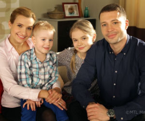 M jak miłość odc. 998. Małgosia (Joanna Koroniewska), Wojtuś (Franek Korzeniewski), Zosia (Julia Wróblewska), Tomek (Andrzej Młynarczyk)