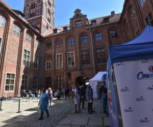 Akcja szczepień na dziedzińcu Ratusza Staromiejskiego w Toruniu