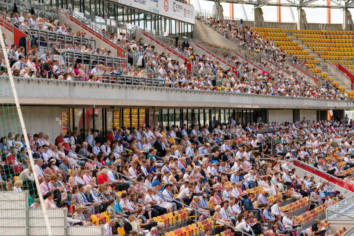 Białystok. Kongres Świadków Jehowy zgromadził tłumy na Stadionie Miejskim