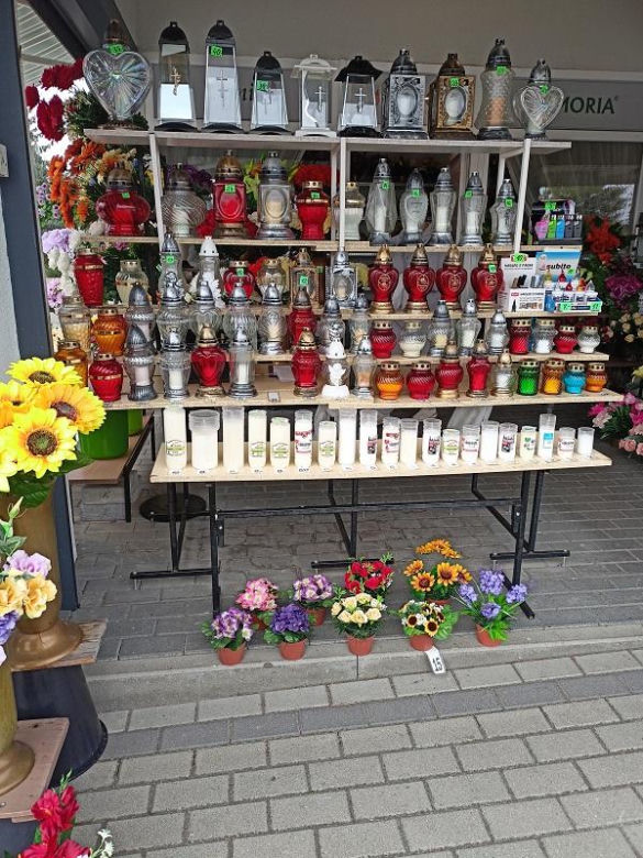 Ceny zniczy i wiązanek. Cmentarz Junikowo Poznań
