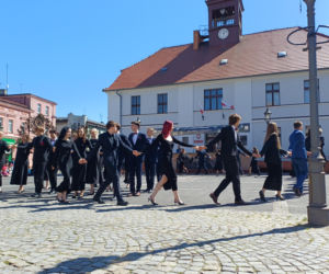 Polonez maturzystów z I LO na rynku w Ostrzeszowie