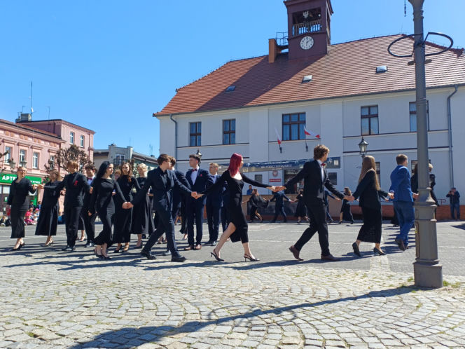 Polonez maturzystów z I LO na rynku w Ostrzeszowie