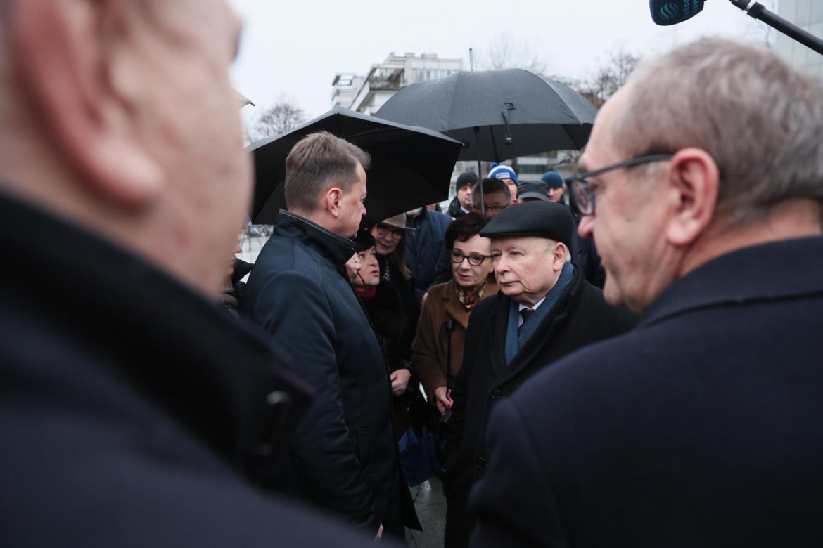 Przepychanki przed Sejmem. Wąsik i Kamiński przed zamkniętymi drzwiami 