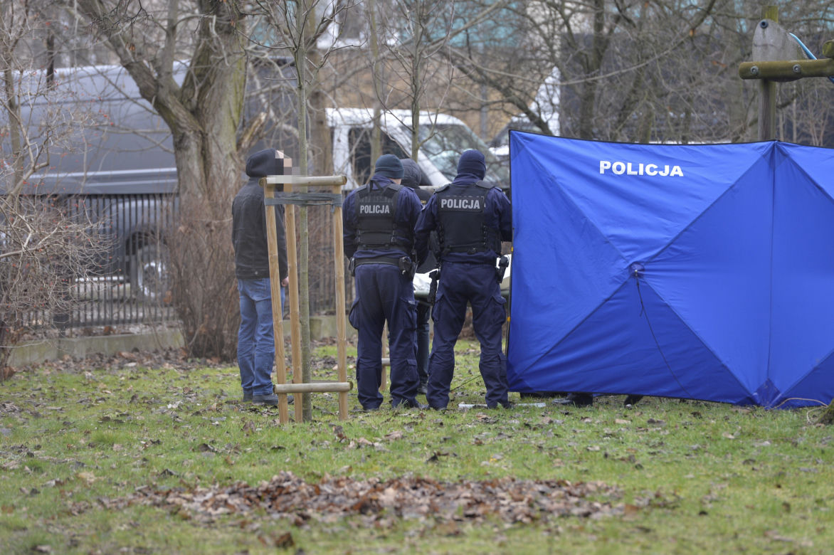 Tragedia na Mokotowie. Zwłoki młodziutkiej kobiety na szkolnym boisku