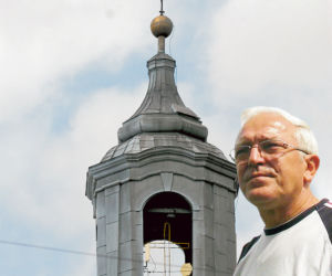 Ksiądz terroryzuje miasteczko z dzwonnicy