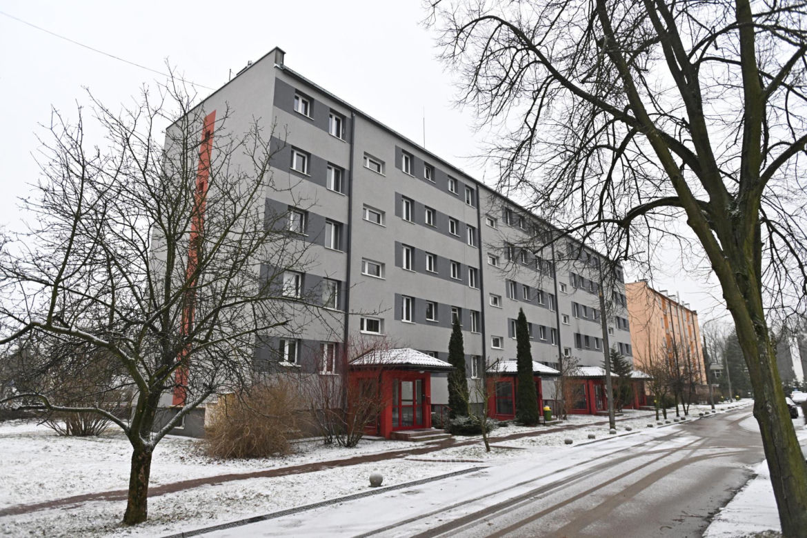 Tajemnicza śmierć rodzeństwa pod Warszawą. Jedno ciało przy grzejniku, drugie na działce 