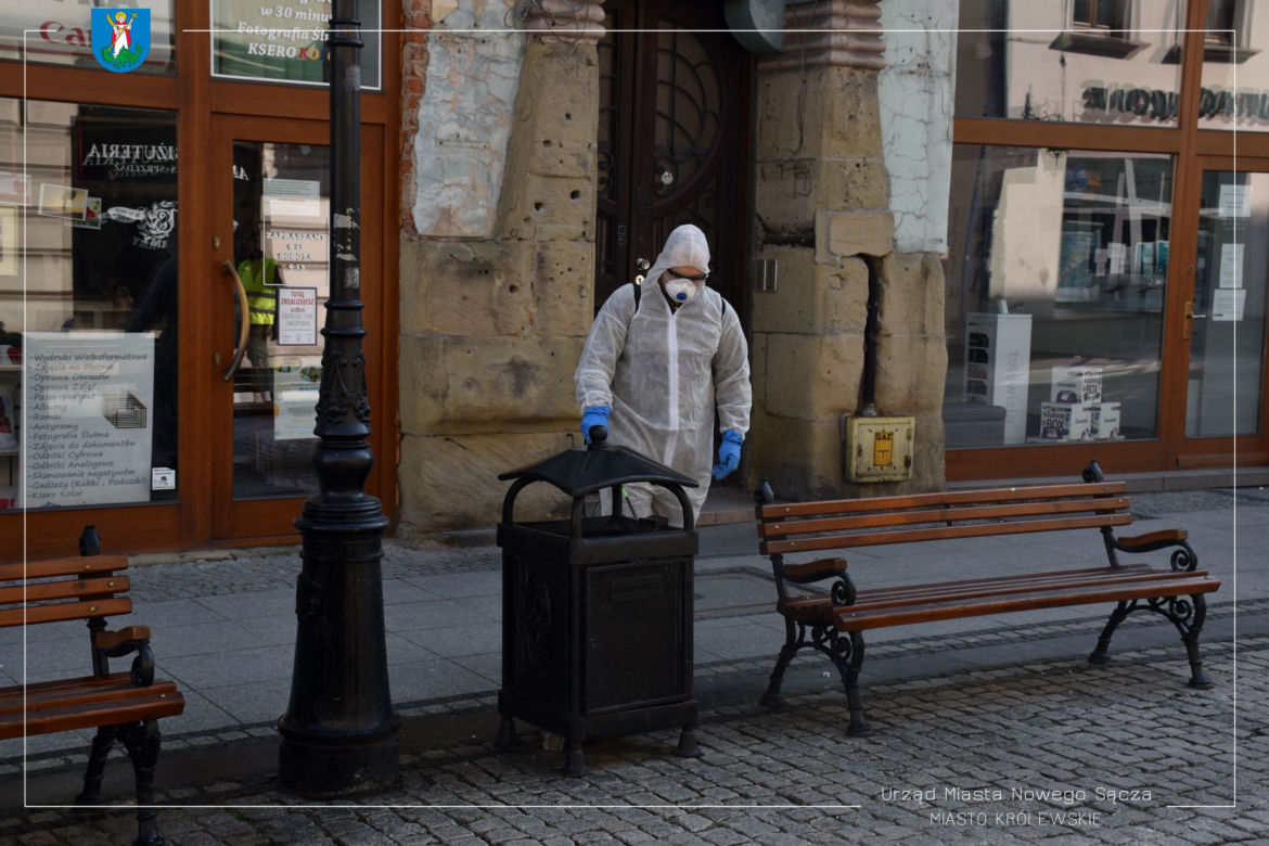 Białe kombinezony i Virkon. Tak w Nowym Sączu walczą z epidemią koronawirusa! 