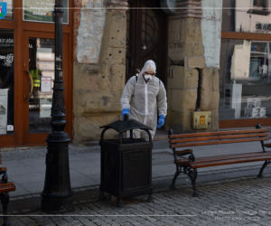 Białe kombinezony i Virkon. Tak w Nowym Sączu walczą z epidemią koronawirusa! 