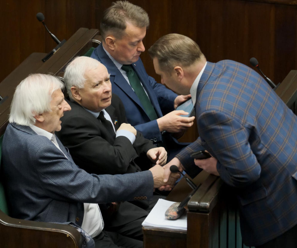 Jarosław Kaczyński, Ryszard Terlecki i Mariusz Błaszczak w ławach sejmowych. O sporach w PiS przeczytasz na SE Polityka.